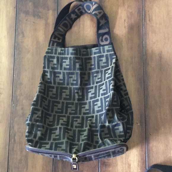 Fendi Handbags - Fendi Roma Shopper Tote